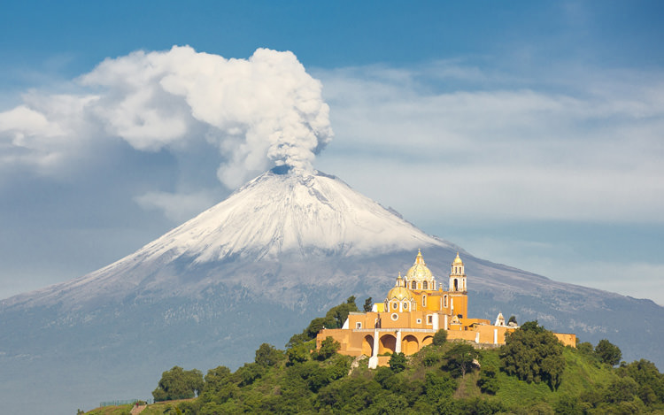 Iglesia de los Remedios y Volcán Popocatepetl